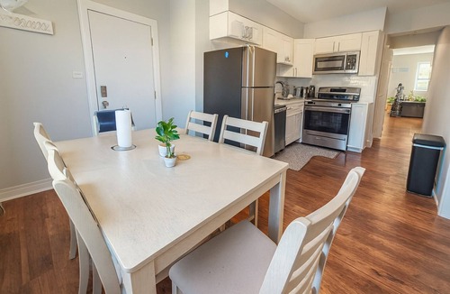 Des Plaines Apartment | Relaxing 2BR Retreat w/Parking Near O’Hare