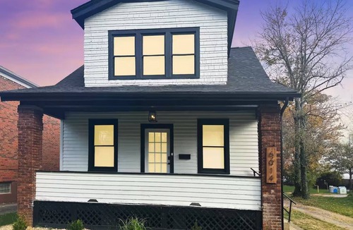 Silverton House | Relaxing 3-bedroom house in terrific Cincinnati with Firepit and Patio