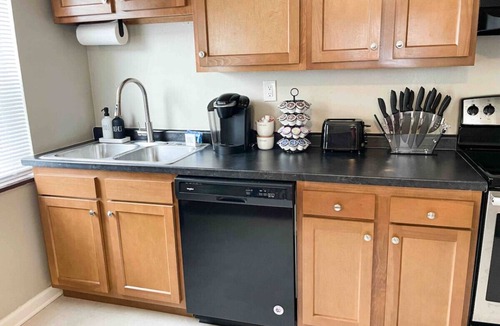 Spring Grove Village House | * Relaxing 3 bedroom with 2 TVs *