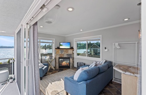 Lake Stevens House | Relaxing 4 bed, 4 bath, + private studio lakefront home on Lake Stevens!