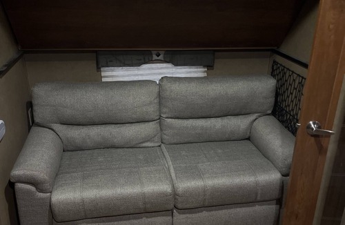Pickett House | Relaxing 5th Wheel Camper for EAA