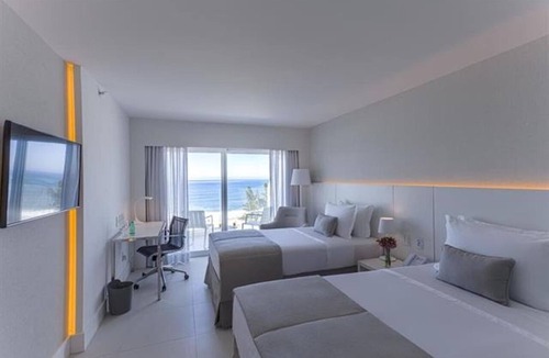 Recreio dos Bandeirantes Hotel | Relaxing Accommodations for Couple Getaway | 0.9 Mi from Parque do Marapendi