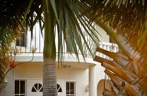 Atlantic Shores Apartment | Relaxing, Amazing beach, pool, Cheap cars, quiet area, surfers paradise 2