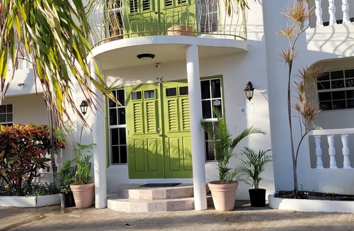 Atlantic Shores Apartment | Relaxing, Amazing beach, pool, Cheap cars, quiet area, Surfers paradise 1