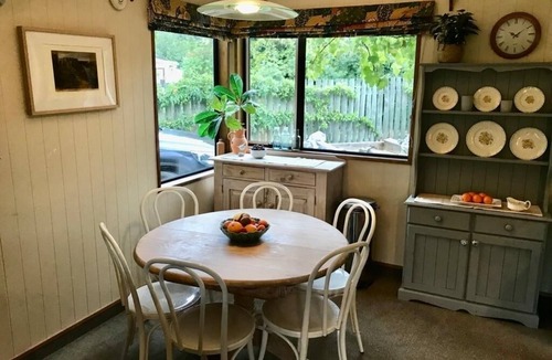Kelvin Heights House | Relaxing and practical