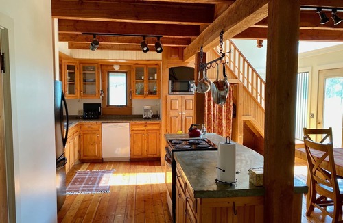 Emigrant House | Relaxing and Private Base to Explore Yellowstone National Park and SW Montana.
