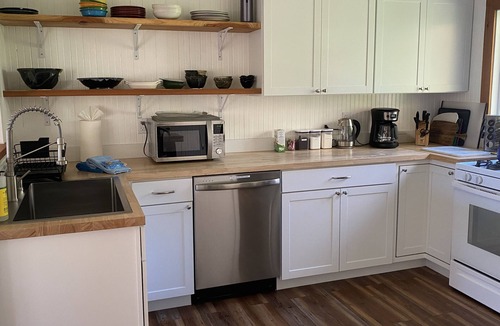 Bodega Bay Cottage | Relaxing Beekeeper's Cottage with hot tub
