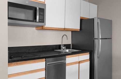 East Lake Hills Hotel | Relaxing Bellevue Suite! Free Breakfast and Parking | 2 Family Ready Rooms