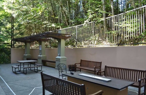 East Lake Hills Hotel | Relaxing Bellevue Suite! Free Breakfast and Parking | 2 Family Ready Rooms