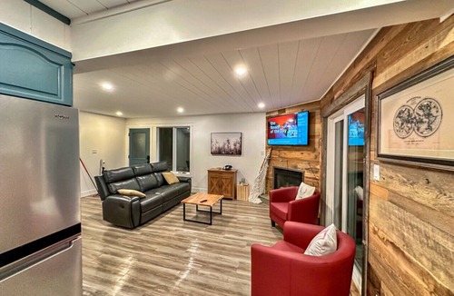 Collingwood Villa | Relaxing Blue Mountain Getaway Close to Trails, Spa & Village