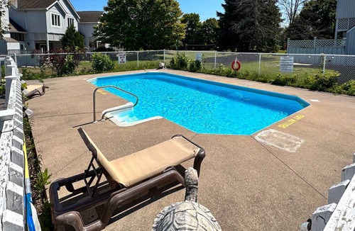 Collingwood Villa | Relaxing Blue Mountain Getaway Close to Trails, Spa & Village