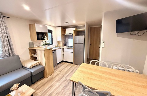 La Garde-Freinet House | Relaxing break in Saint-Tropez: spacious 3-bedroom mobile home + large terrace