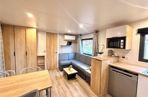 La Garde-Freinet House | Relaxing break in Saint-Tropez: spacious 3-bedroom mobile home + large terrace