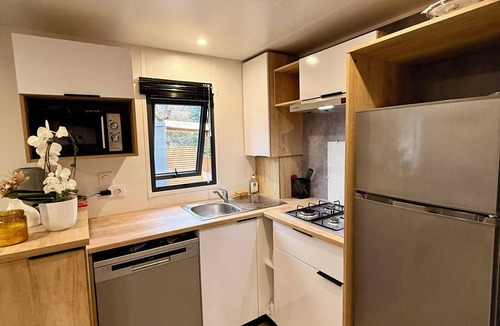 La Garde-Freinet House | Relaxing break in Saint-Tropez: spacious 3-bedroom mobile home + large terrace