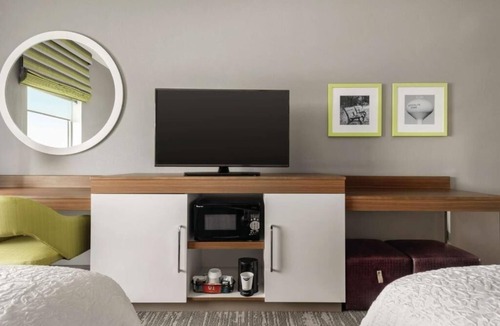 Brooklyn Park Hotel | Relaxing Brooklyn Park Getaway with Pool & Free Breakfast l 2 Comfortable Rooms