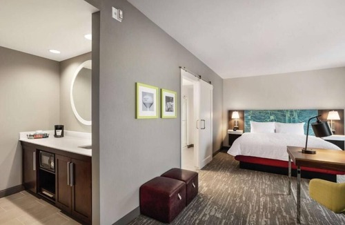Brooklyn Park Hotel | Relaxing Brooklyn Park Getaway with Pool & Free Breakfast l 2 Comfortable Rooms