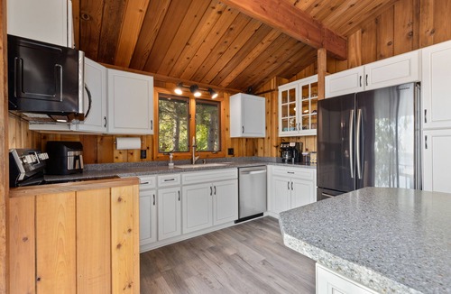 Cushing Cabin | Relaxing Cabin Retreat with Lakeside Firepit, Swimming & Beautiful Lake Views