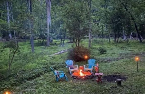 Berkeley Springs Cabin | Relaxing cabin in WV Mountain with a rustic charm and outdoor firepit