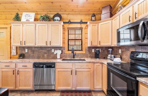 Branson Theater District Cabin | Relaxing Cabin with a Jacuzzi Tub and Private Covered Balcony