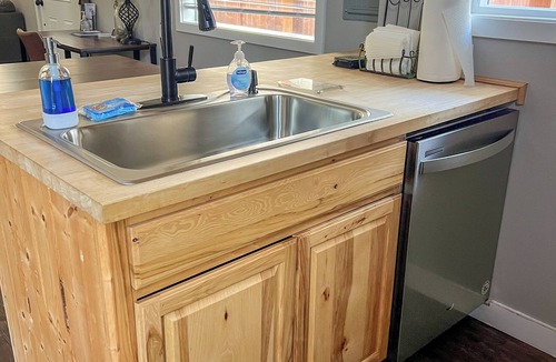 Castle Rock House | Relaxing Castle Rock Home w/Fenced Yard, AC & Fire Pit Near Town