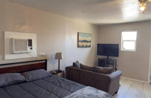 North Dodge House | Relaxing Central Studio-Close to Everything