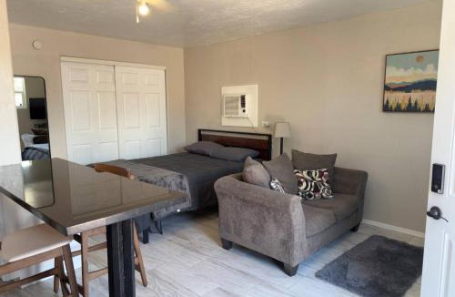 North Dodge House | Relaxing Central Studio-Close to Everything