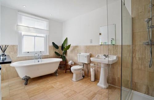 Windsor House | Relaxing Central Windsor Getaway for Families - By Tempstay