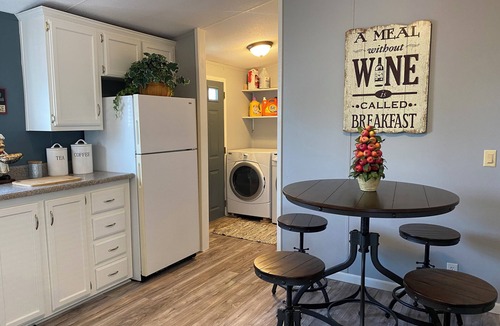 Middletown House | Relaxing, Charming 2-bedroom, cute, cozy, clean house in Middletown, OH