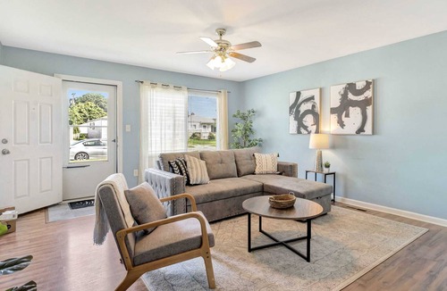 Hazel Park House | Relaxing & Charming Home in Hazel Park w/ Backyard