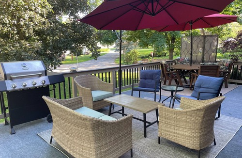 Delavan House | Relaxing Delavan home across street from lake sleeps 10, 4 bedrm.Dogs welcome!