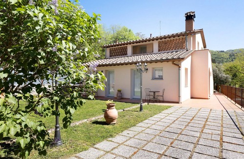Villore Apartment | Relaxing Double Room Surrounded by Nature