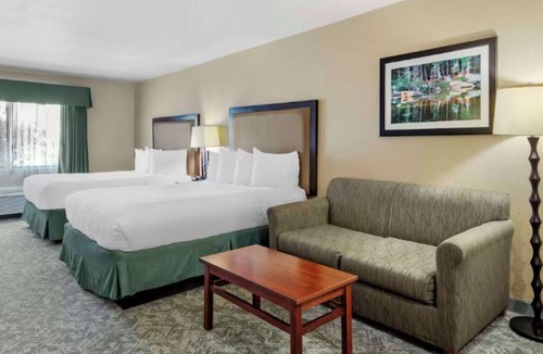 Eagle Hotel | Relaxing Eagle Retreat | 1 Unit | Heated Pool