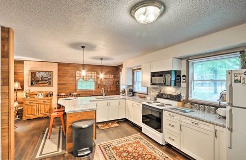 Sybertsville House | Relaxing Eagle Rock Resort Home - 1 Block to Lake!