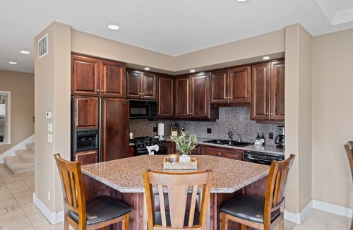 Broken Top House | Relaxing gem on the green! Hot tub! Double Suite!