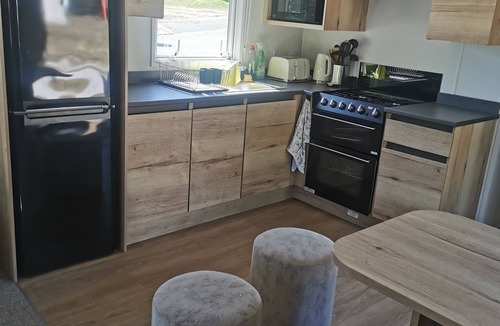 Cowes House | Relaxing Getaway at Thorness Bay Caravan Park – Isle of Wight Retreat