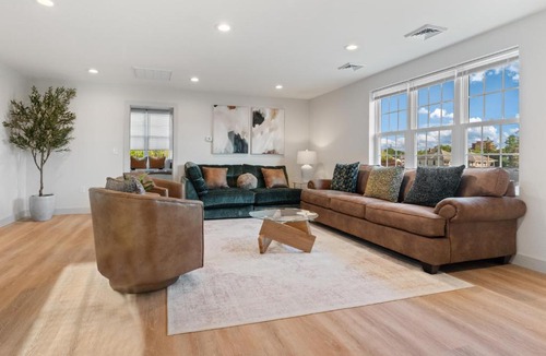 Wanskuck Apartment | Relaxing Getaway Large group Near Prov college