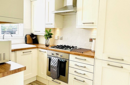 North West House | Relaxing Hideaway: Chic 2RB Townhouse Urban Oasis with Free Parking
