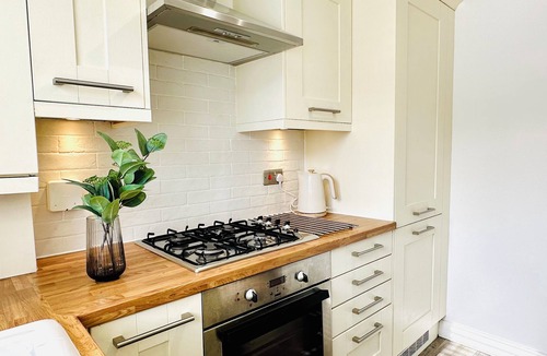 North West House | Relaxing Hideaway: Chic 2RB Townhouse Urban Oasis with Free Parking