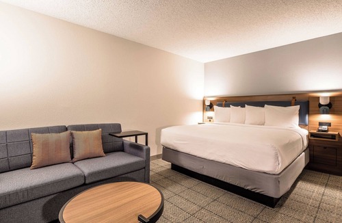 Richardson Hotel | Relaxing Hideaway! Outdoor Pool, Free Parking, Close to Hawaiian Falls Garland!