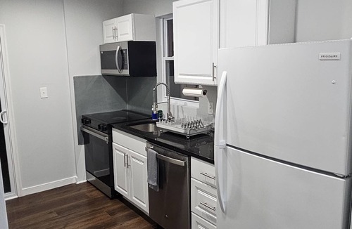 Wheaton-Glenmont House | Relaxing Home Away From Home