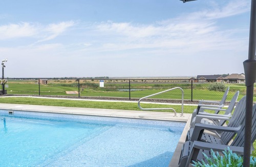 Moses Lake House | Relaxing home w/POOL & HOT TUB on the golf course!