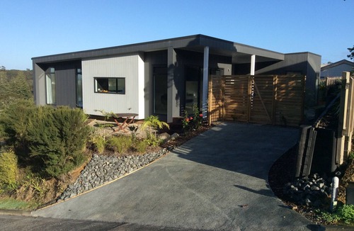 Russell House | Relaxing home with views over Matauwhi Bay and an easy walk to Russell township
