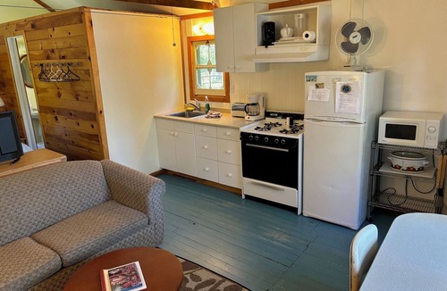 Youngs Point Cottage | Relaxing Hot Diggity Dog Cottage Retreat at the Lake Edge Cottages!