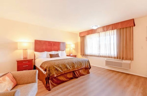 Yuma Townsite Hotel | Relaxing King & Queen Suite | Outdoor Pool | Steps from Historic Attractions