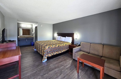 North Chesterfield Hotel | Relaxing King Room Near Science Museum of Virginia—4.9 miles | Free Parking