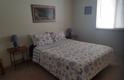 Sunset Beach House | Relaxing Lakefront, Close to Beach, Family Friendly, Quiet Neighborhood.