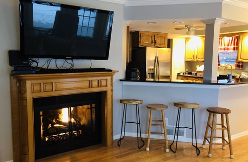 Oxford House | Relaxing Lakefront Cottage with Beautiful Views- 6 Kayaks + KING SIZE BED!