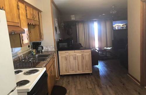 Wynnburg Cabin | Relaxing, Lakefront & Roomy Great for fishing, duck hunting, & family gatherings