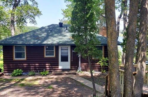 Finlayson Cabin | Relaxing lakeside cabin, 3BR, 2.5 Bath, dock, fire pit, boats, dog friendly
