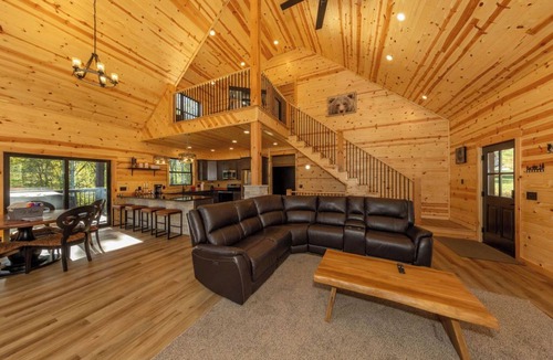 Logan Cabin | Relaxing luxury lodge, 4-bedroom retreat with WiFi, AC in Logan